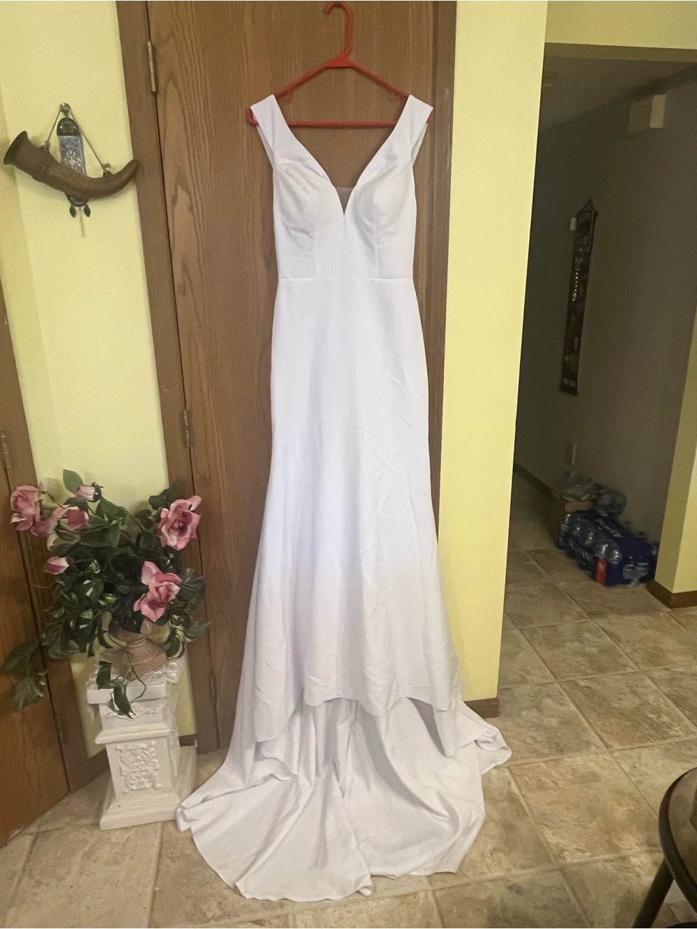 Elegant White V-Neck Sleeveless Wedding/Evening Dress